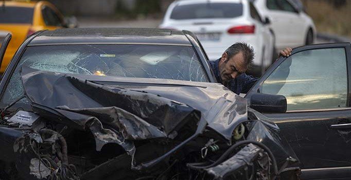 Hurdaya dönen otomobilden burnu bile kanamadan çıktı