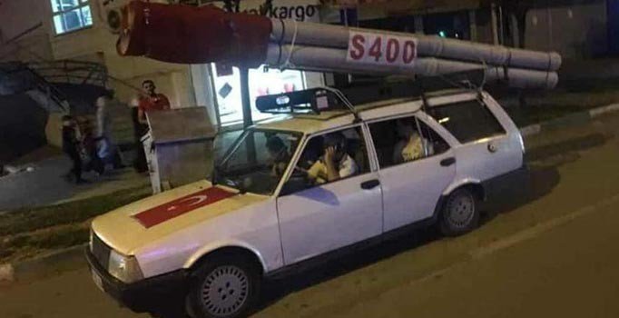 S-400 füzesine benzettiği maketi aracına bağlayıp 15 Temmuz konvoyuna katıldı