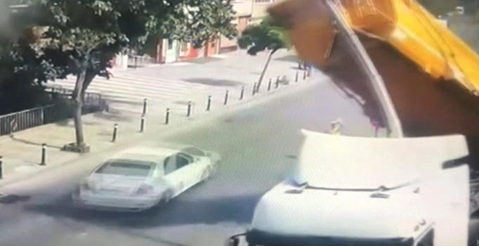Üsküdar'da kamyonun devrilme anı kamerada