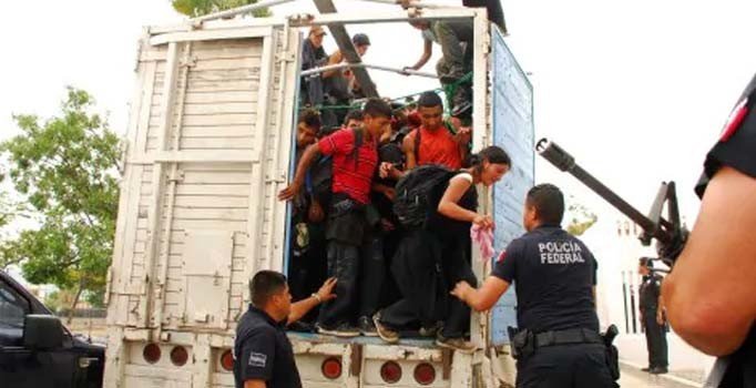 Meksika'da traktör römorkuna saklanan 51 göçmen yakalandı