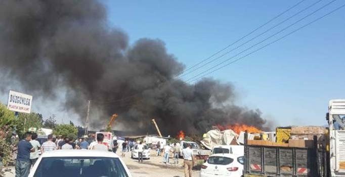 İzmir'de palet fabrikasında yangın