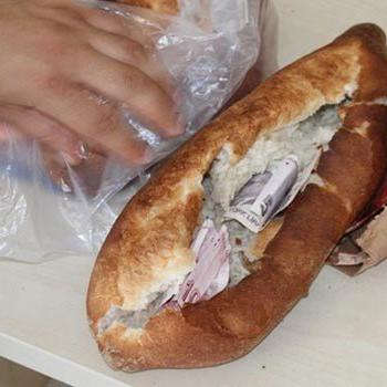 Niğde'de dilencilere yapılan uygulamada, ekmek arasında para çıktı