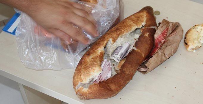 Niğde'de dilencilere yapılan uygulamada, ekmek arasında para çıktı