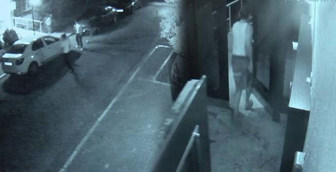 Evin önünde gürültü yapan gençleri bıçakla kovaladı