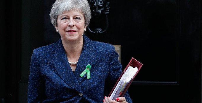 İngiltere Başbakanı May Kraliçe'ye istifasını sundu