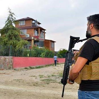 Çete liderinin pitbull cinsi köpeklerle koruduğu villaya baskın