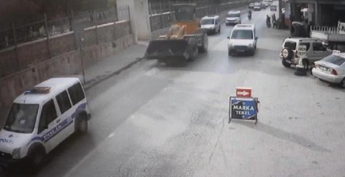 Maaşını alamayınca hem kepçeyi hem de polis memurunu kaçırdı