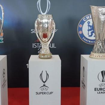 Liverpool ve Chelsea'nın kupaları Süper Kupa finali öncesi İstanbul Havalimanı'nda sergileniyor