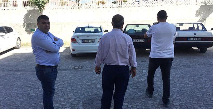 Kendi otomobilinin benzerine bindi, polis arayınca yanlışı fark etti