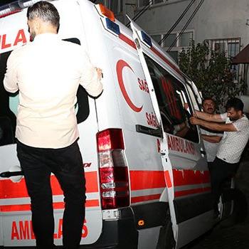 Devrilmesin diye askıda kalan ambulansın üzerine çıktılar
