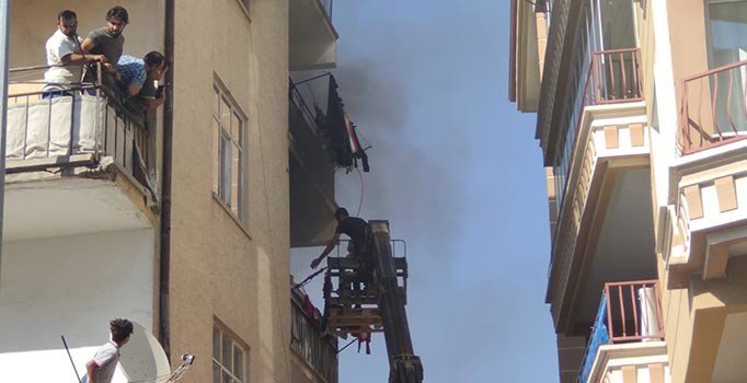 Günün kahramanı! İş makinesiyle 60 kişiyi kurtardı