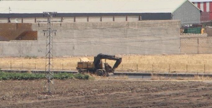 PKK/YGP'li teröristler hendek kazmaya başladı