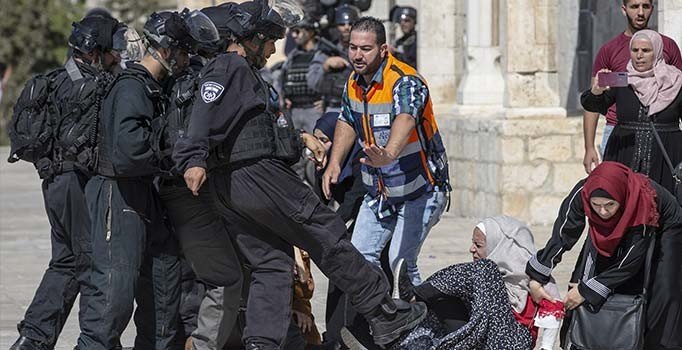 İsrail askerleri Batı Şeria'da 22 Filistinliyi gözaltına aldı