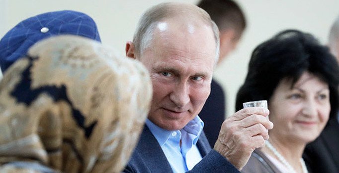 Küstah kutlama... Putin, Dağıstan'daki katliamlar için votka içti