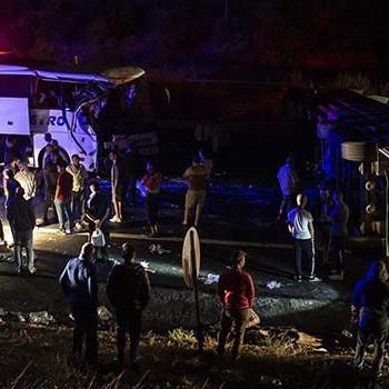 Ankara'da devrilen TIR'a yolcu otobüse çarptı