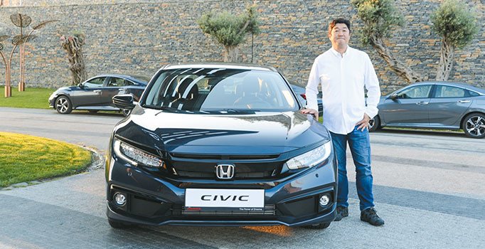 Çıkıştan önce son makyaj