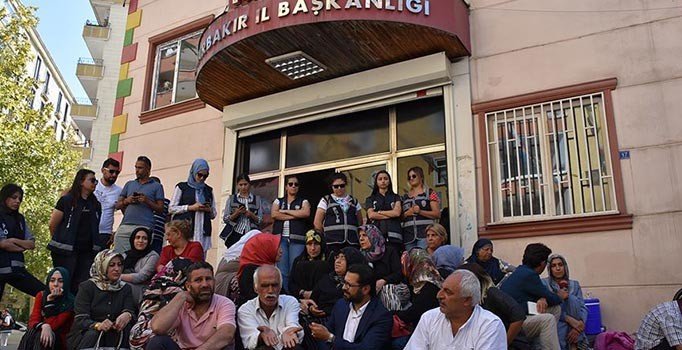 Diyarbakır'daki eyleme bir aile daha katıldı: PKK, çocuklarımızı bıraksın
