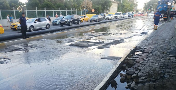 Haliç Köprüsü altındaki yolda su borusu patladı
