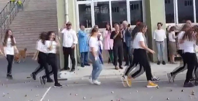 Kadıköy Anadolu Lisesi'ndeki simit atma görüntülerine tepki yağdı