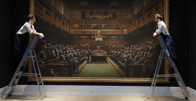 Banksy'nin 'Şempanzeli Parlamento' tablosuna rekor fiyat