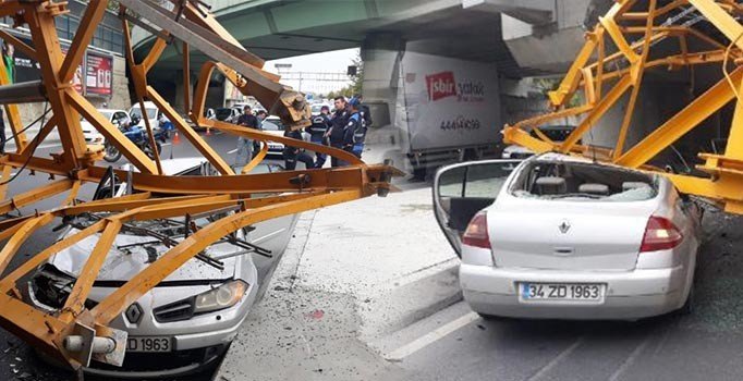 Bakırköy'de aracın üzerine vinç düştü